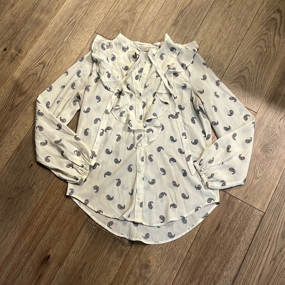ABERCROMBIE & FITCH white and blue paisley ruffle button down blouse,size medium